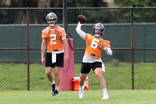 Baker Mayfield đối mặt với hạn chót tự đặt ra, có khả năng bước vào mùa giải mà không có hợp đồng mới với Buccaneers