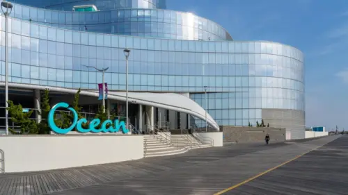 Trần sảnh sòng bài Ocean ở Atlantic City bị sập khi lực lượng cứu hỏa chữa cháy
