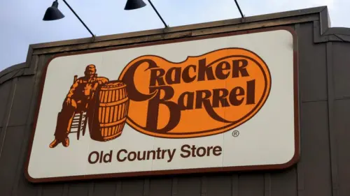 CEO Cracker Barrel Từ Chức Một Năm Sau Lùm Xùm Logo