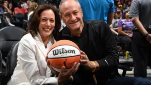 Bà Kamala Harris tham dự trận đấu của đội Los Angeles Sparks, có bài phát biểu thiếu cảm hứng
