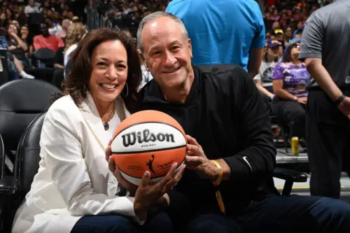 Bà Kamala Harris tham dự trận đấu của đội Los Angeles Sparks, có bài phát biểu thiếu cảm hứng
