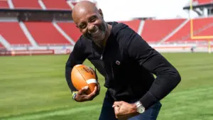 Jerry Rice lao vào đám đông sau khi bị khán giả khiêu khích tại giải golf