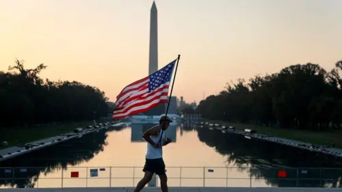 Bộ trưởng Nội vụ Doug Burgum tranh luận với CNN về thiệt hại ở Hồ Phản chiếu Lincoln