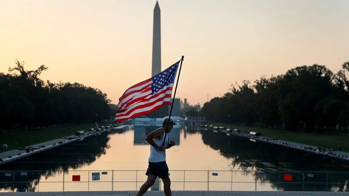 Bộ trưởng Nội vụ Doug Burgum tranh luận với CNN về thiệt hại ở Hồ Phản chiếu Lincoln