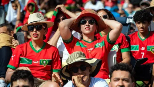 Rạng sáng ở London: Cổ động viên Morocco gây náo loạn sau khi đội nhà bị Pháp loại khỏi World Cup