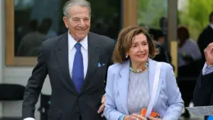 Nhân viên của bà Pelosi ngăn cản phóng viên khi bị hỏi về vụ chồng bà gây tai nạn