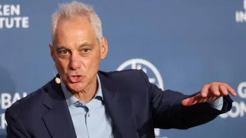 Cựu Thị trưởng Rahm Emanuel tranh luận với người phỏng vấn The New Yorker về việc Đảng Dân chủ có nên ưu tiên các vấn đề của người chuyển giới hay không
