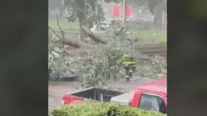 Bão táp dữ dội gây thiệt hại, cảnh báo lũ quét vẫn còn hiệu lực