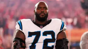 Taylor Moton của Panthers bị chấn thương ngoài sân cỏ do cục máu đông, gây lo ngại cho hàng công