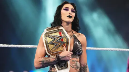 Rhea Ripley của WWE tiết lộ bị rách nhẹ sụn chêm khiến cô phải nghỉ thi đấu