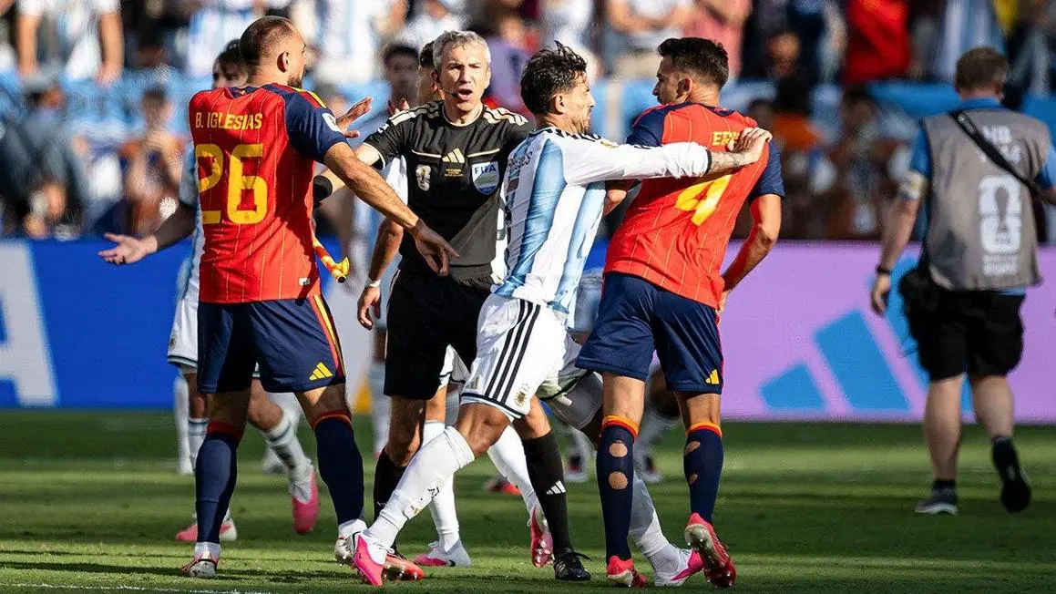 Bạo loạn sau trận chung kết World Cup: Cầu thủ Argentina bị thẻ đỏ sau khi đụng độ với đối thủ TBN