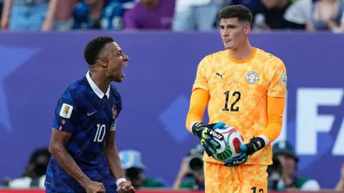 Thủ môn Paraguay ném bóng vào Kylian Mbappé sau cuộc chạm trán World Cup