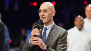 Ủy viên NBA Adam Silver gọi Caitlin Clark là “trái bóng chính trị”