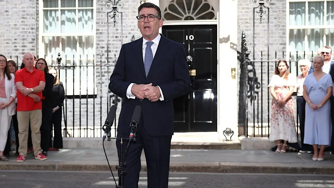 Andy Burnham nhậm chức Thủ tướng Anh, kêu gọi &#8216;mô hình chính trị mới&#8217;