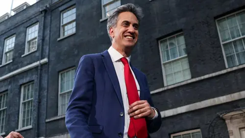 Anh Quốc có Thủ tướng mới: Andy Burnham bổ nhiệm Ed Miliband, người chỉ trích Donald Trump, làm Ngoại trưởng