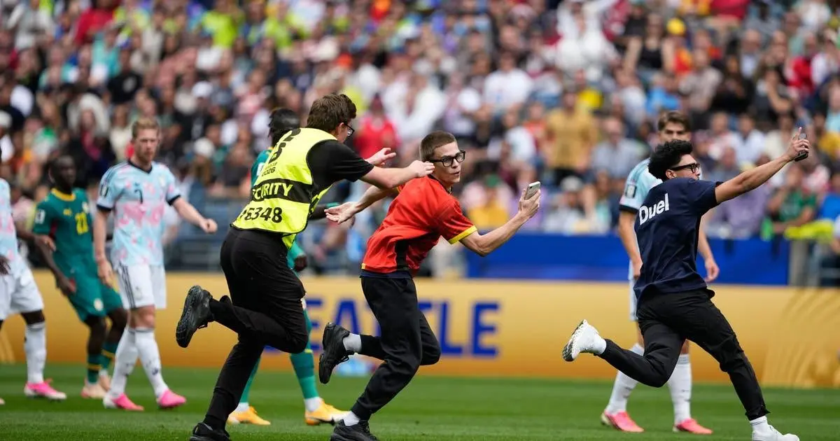 Ba người chạy vào sân trong trận đấu World Cup giữa Bỉ và Senegal tại Seattle