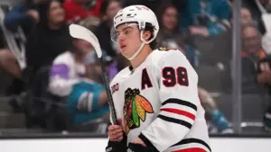 Ngôi sao khúc côn cầu Connor Bedard của Chicago Blackhawks nghỉ thi đấu 4 tháng vì chấn thương vai
