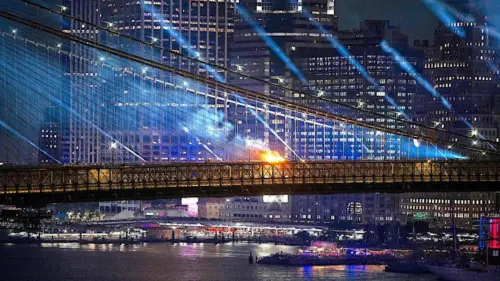 Cầu Brooklyn bốc cháy giữa màn pháo hoa ở New York khi Tổng thống Trump ca ngợi công trình lịch sử