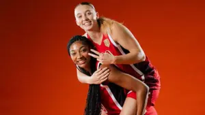 Người hâm mộ WNBA phản đối quy tắc kép sau khi Angel Reese trả lời mập mờ về lời đề nghị của Paige Bueckers