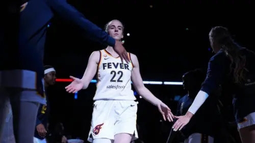 Nhà báo ESPN đổ lỗi cho phân biệt chủng tộc về vụ bắt giữ của mình, nhưng nói rằng phân biệt chủng tộc không phải là nguyên nhân của sự thù địch với Caitlin Clark