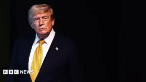 Rút lui của Tổng Thống Trump về phí qua eo biển Hormuz cho thấy ông đang gặp khó khăn trong việc chấm dứt chiến tranh Iran
