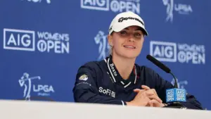 Nữ golf thủ Charley Hull thực hiện trò đùa xỏ hầm với người kéo gậy tại giải British Open Nữ
