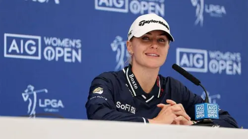 Nữ golf thủ Charley Hull thực hiện trò đùa xỏ hầm với người kéo gậy tại giải British Open Nữ