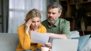 Khó khăn tài chính có thể làm não lão hóa nhanh hơn, theo nghiên cứu mới
