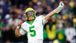 Huấn luyện viên Oregon tiết lộ cách độc đáo của cầu thủ ném bóng Dante Moore để gắn kết với đồng đội