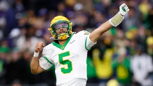 Huấn luyện viên Oregon tiết lộ cách độc đáo của cầu thủ ném bóng Dante Moore để gắn kết với đồng đội