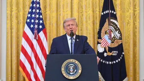 Tổng Thống Trump đổ lỗi cho Canada về khói cháy rừng và đề xuất tăng thuế