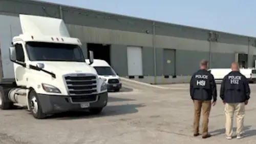 Chính quyền Trump điều tra 75 trường dạy lái xe tải vì gian lận