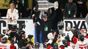 Chủ nhân đội Hurricanes bị chỉ trích vì khắc tên con lên Cúp Stanley