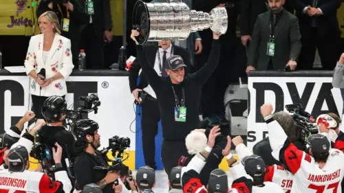 Chủ nhân đội Hurricanes bị chỉ trích vì khắc tên con lên Cúp Stanley
