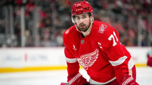 Truyền thông xã hội phản ứng khi đội Red Wings chúc mừng sinh nhật Dylan Larkin một cách gượng gạo sau khi anh ấy yêu cầu được trao đổi