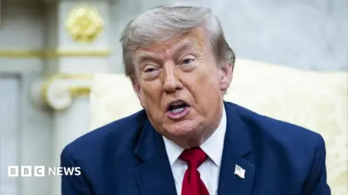 Tổng thống Trump dọa ném bom cầu và nhà máy điện nếu Iran không nối lại đàm phán