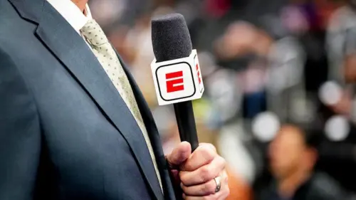 Nhà phân tích ESPN xin nghỉ phép vô thời hạn sau vụ tai nạn nghiêm trọng, đối mặt cáo buộc gian lận