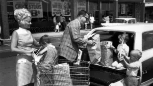 Ảnh xưa gợi nhớ ký ức về mua sắm tạp hóa thập niên 1960