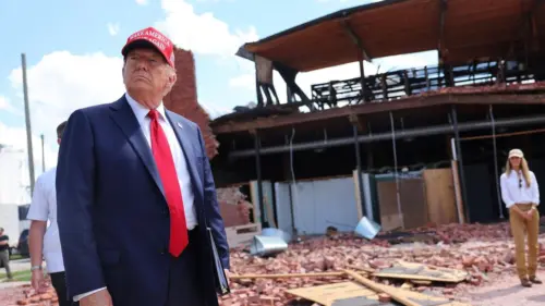 Tổng thống Trump phân bổ viện trợ thảm họa cho các tiểu bang thân Cộng hòa, đồng thời ủng hộ ứng cử viên Đảng Cộng hòa