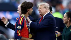 Ferran Torres tái khẳng định sau chỉ trích, đăng ảnh đội mũ ‘Make Spain Great Again’