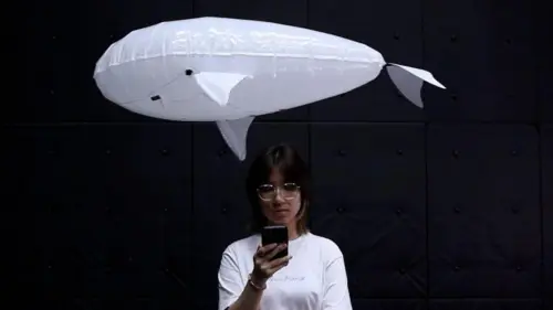Robot đồng hành biết bay, tương tác thân thiện với con người