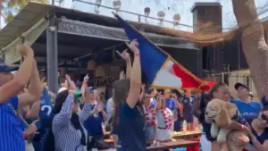 Người hâm mộ Pháp ăn mừng đội tuyển vào bán kết World Cup tại bữa tiệc ở Venice