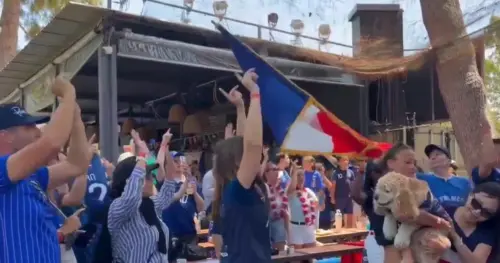 Người hâm mộ Pháp ăn mừng đội tuyển vào bán kết World Cup tại bữa tiệc ở Venice