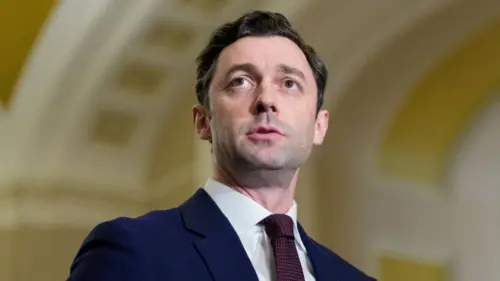 Thượng Nghị Sĩ Jon Ossoff Cảnh Báo Donor Về Việc Bị Vượt Mặt, Dù Dẫn Đầu Về Gây Quỹ
