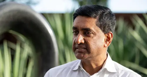 Dân biểu Ro Khanna bị cáo buộc bị định cư Israel bắt giữ trong chuyến thăm Bờ Tây