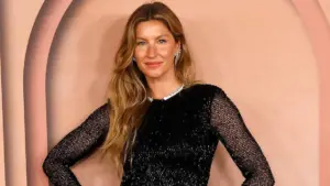 Gisele Bündchen khoe dáng với bikini trắng, hé lộ hiếm hoi về con trai út trong kỳ nghỉ ở Tahiti