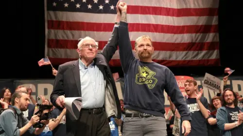 Thượng Nghị Sĩ Bernie Sanders đối diện chỉ trích vì ủng hộ ứng cử viên gây tranh cãi