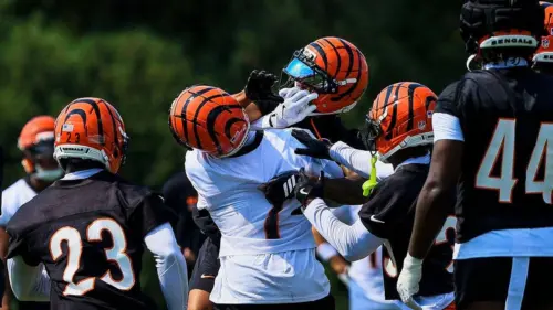 Ja’Marr Chase ném mũ bảo hiểm khi xô xát nổ ra trong ngày đầu tập trung của Bengals
