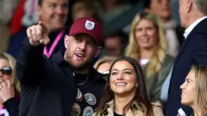 J.J. Watt bảo vệ vợ sau khi đội MLS bỏ quên tên cô trong bài đăng mạng xã hội