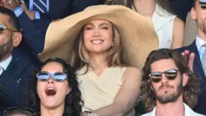 Nữ ca sĩ Jennifer Lopez gây tranh cãi vì đội mũ lớn tại Wimbledon